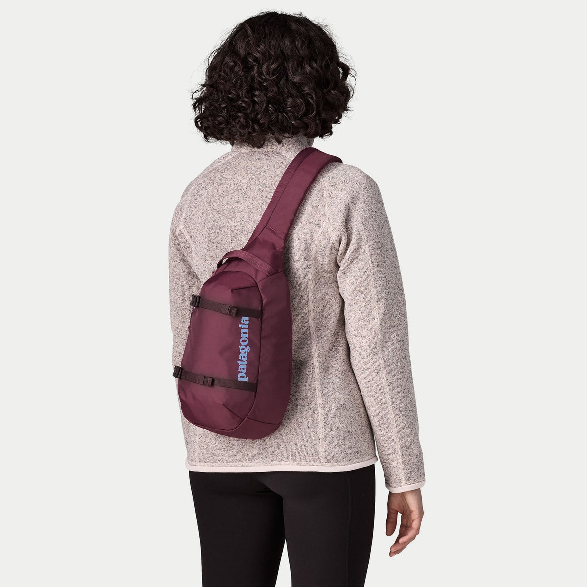 Atom Sling 8L Patagonia Berry Fig porté en bandoulière, sac plaqué dans le dos