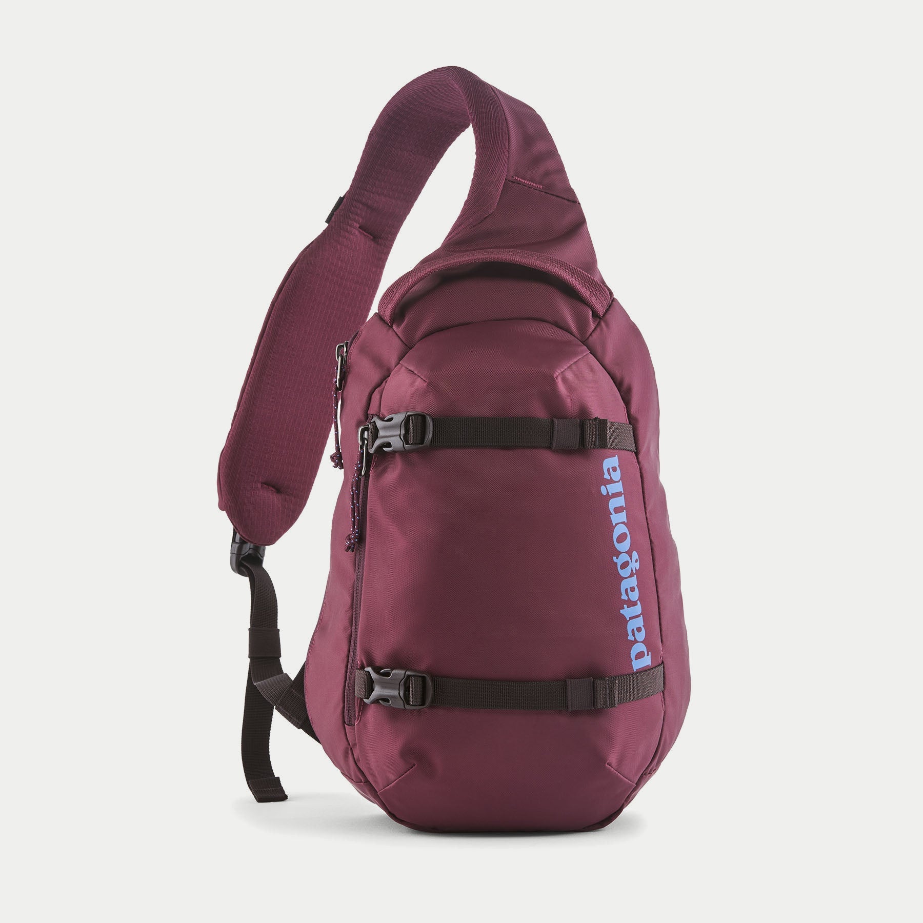 Sac bandoulière Atom Sling 8L Patagonia Berry Fig, face trois quarts, logo vertical et sangles de compression