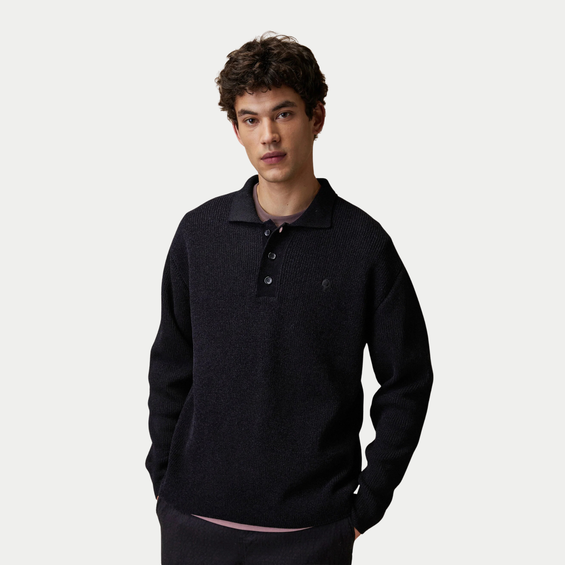 Pull Col Polo Aulnay - Noir - Faguo porté de face, col ouvert et coupe ample sur les épaules