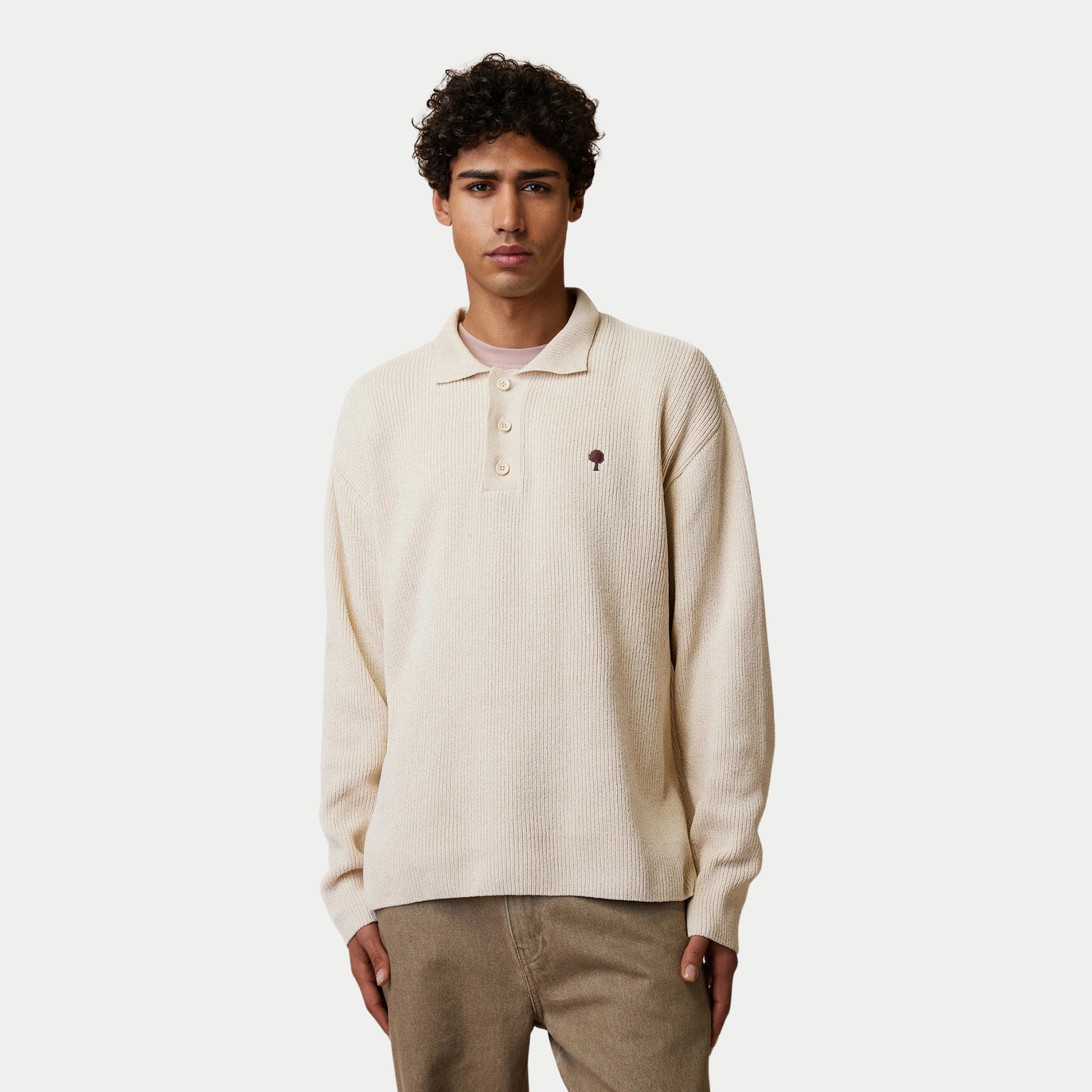 Pull col polo Aulnay écru Faguo porté de face, col ouvert et coupe ample sur les épaules