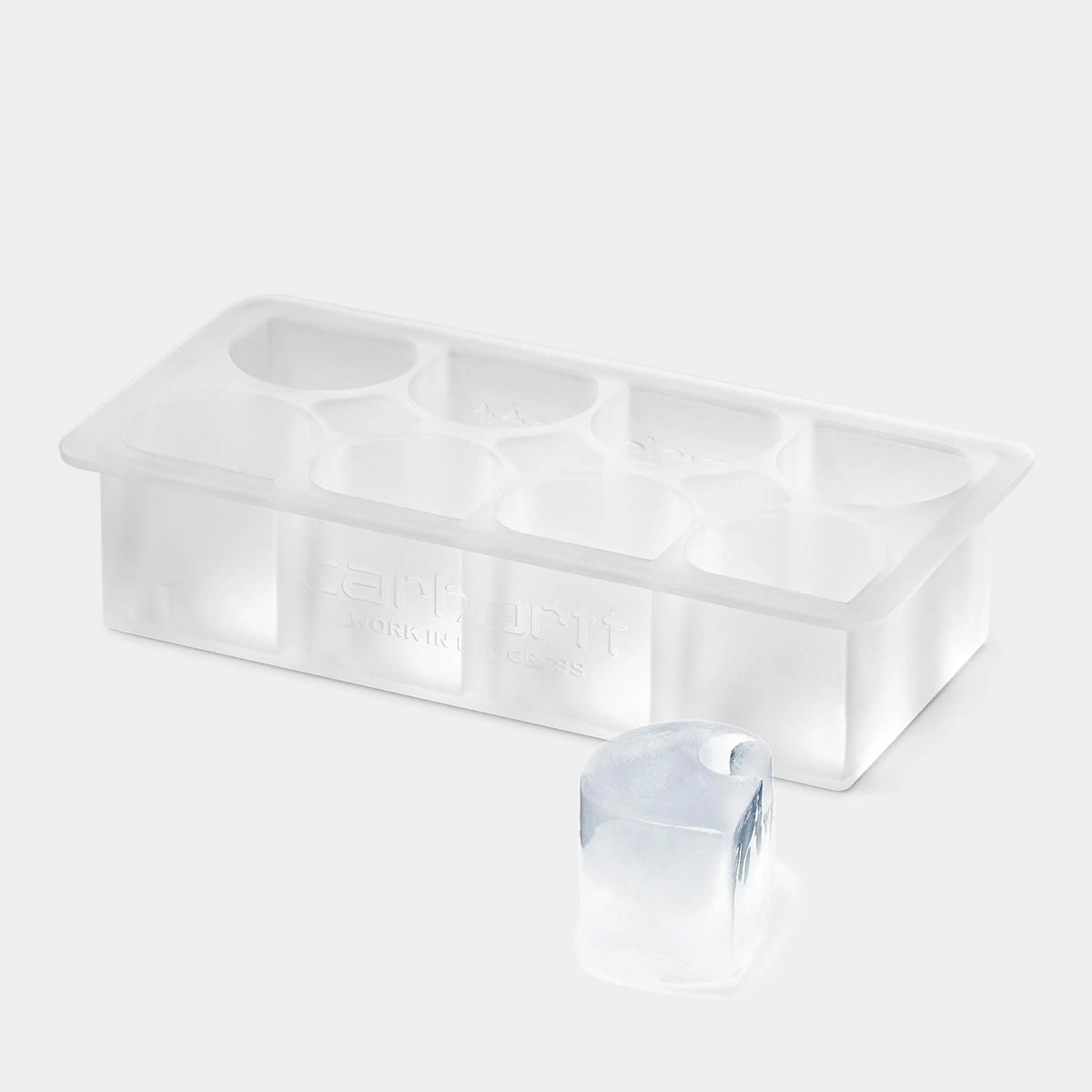 Bac à glaçons en silicone blanc translucide, huit empreintes à la forme du logo et glaçon démoulé posé devant