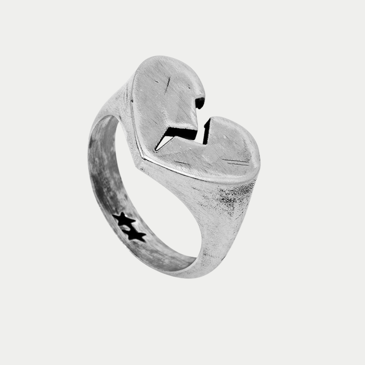Bague Broken Heart argentée Twojeys - vue de trois quarts du cœur brisé fendu