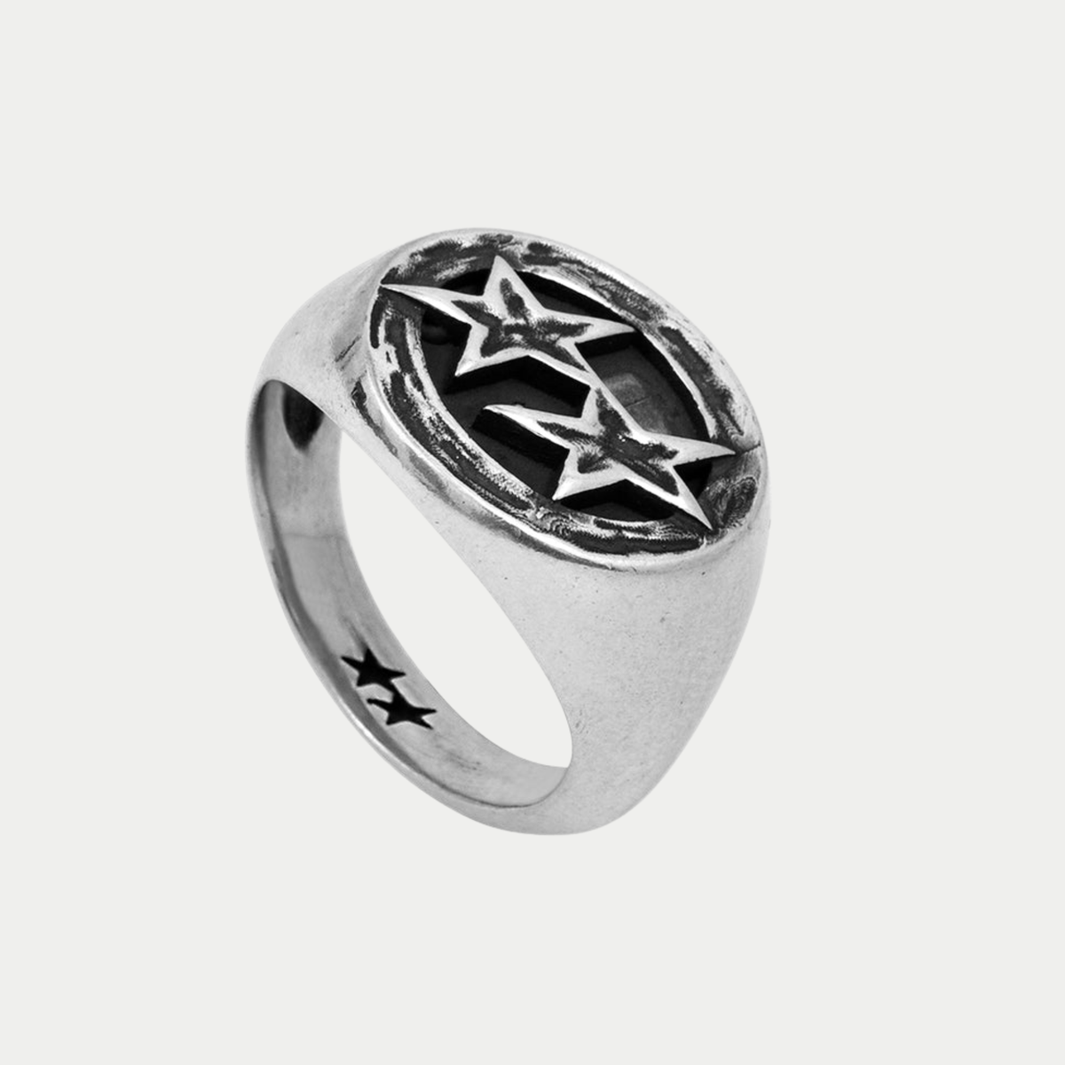 Bague Icon Signet argentée Twojeys - vue de trois quarts, deux étoiles en relief sur plateau ovale