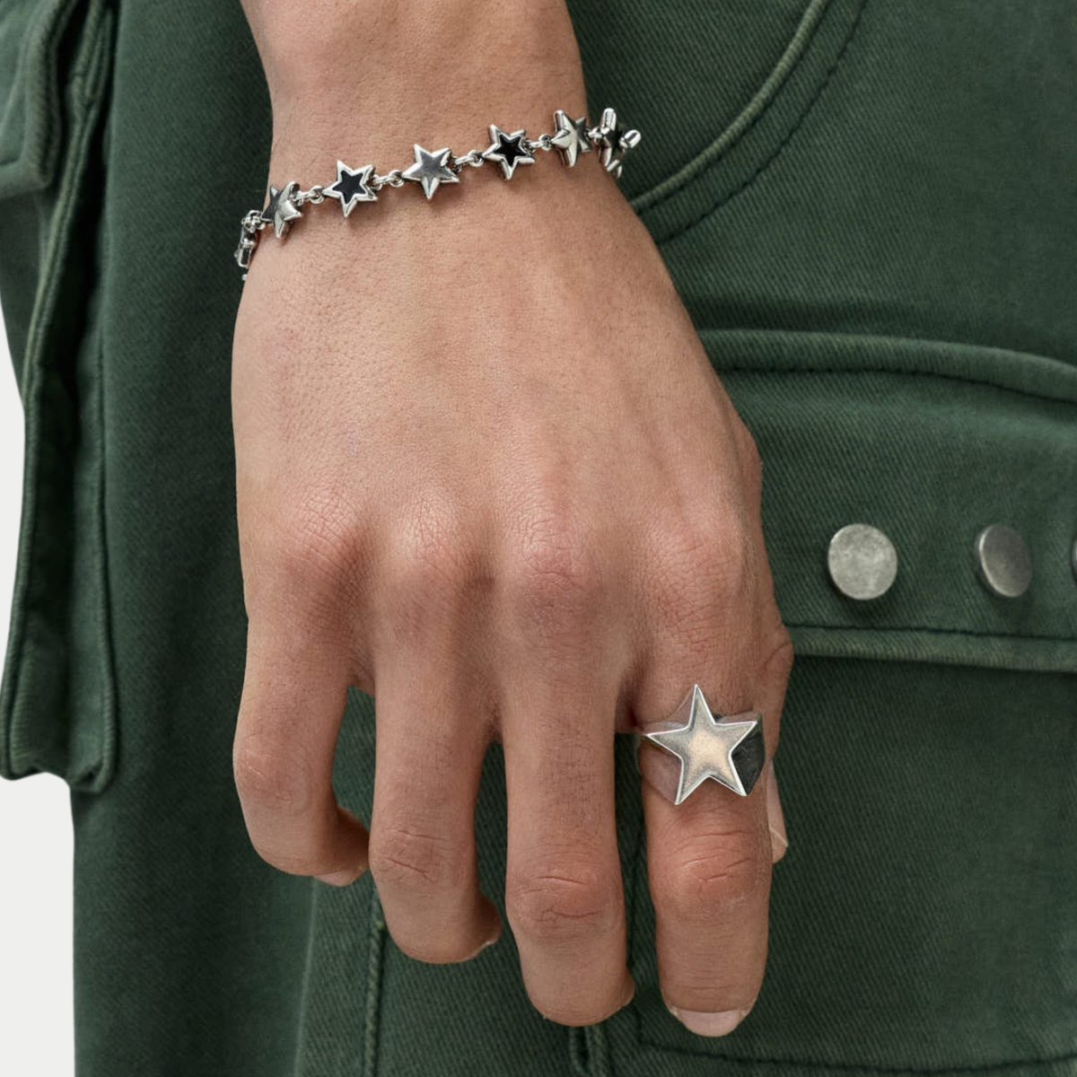 Bague Shooting Star argentée Twojeys portée à la main, avec un bracelet à étoiles
