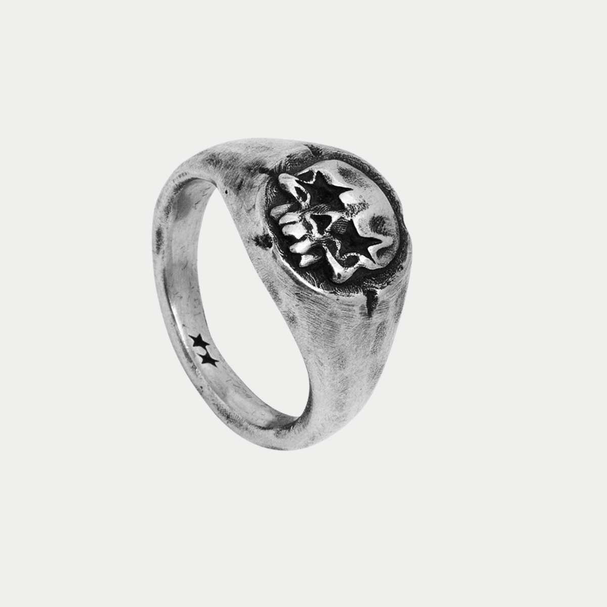 Bague Skull Signet argentée Twojeys - trois quarts, tête de mort aux yeux étoilés et logo gravé à l'intérieur