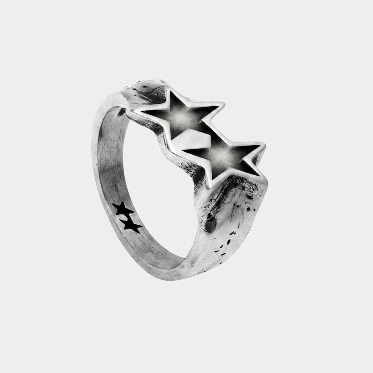Bague Tilted Icon argentée Twojeys - vue de trois quarts, deux étoiles inclinées en relief