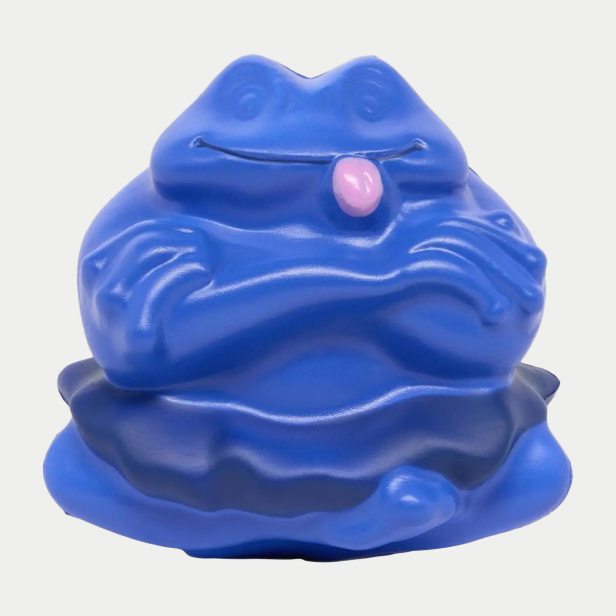 Balle anti-stress en forme de grenouille bleue assise, langue rose sortie, vue de face