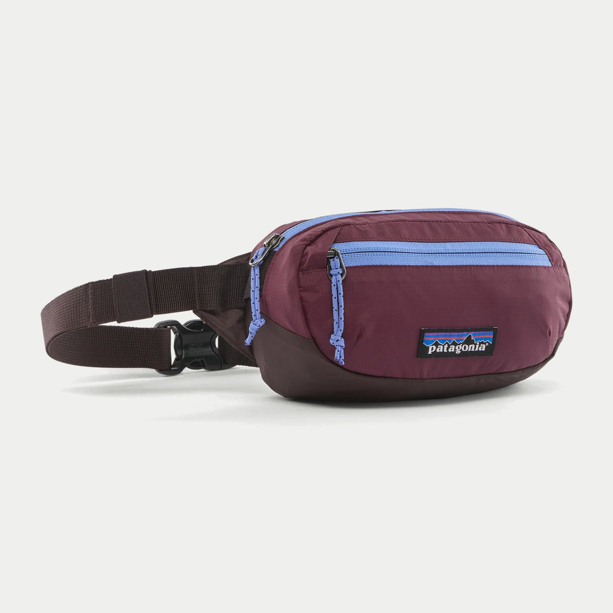 Banane Terravia Mini Hip Berry Fig Patagonia de trois-quarts face : nylon prune, base aubergine et zips lavande