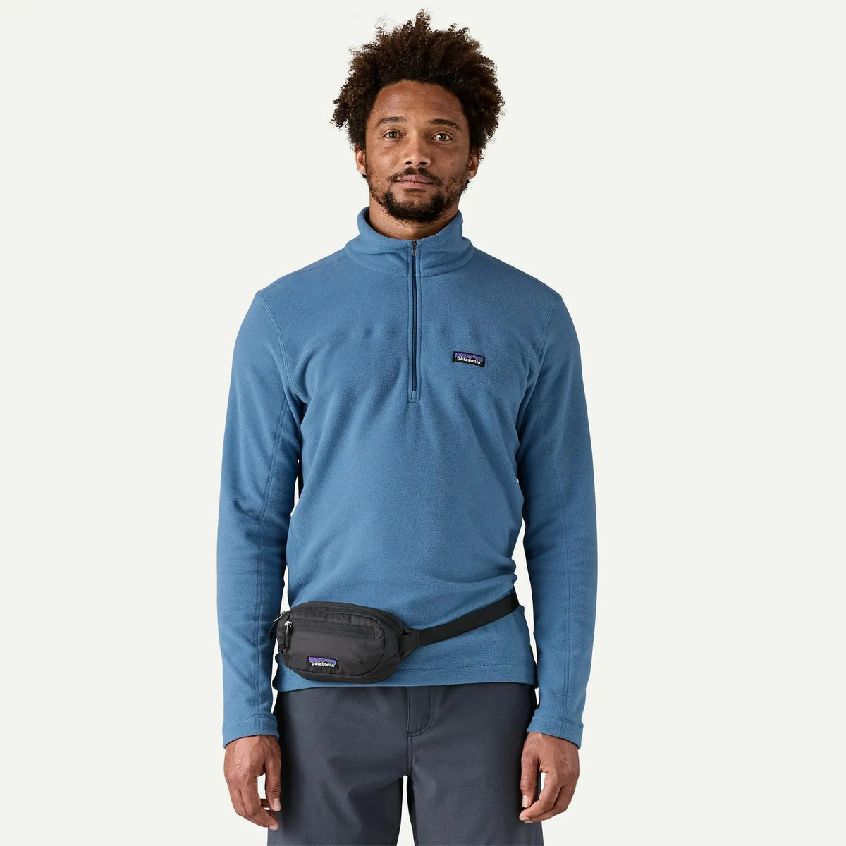 Banane Terravia noire portée à la taille, sangle réglable et poche avant zippée