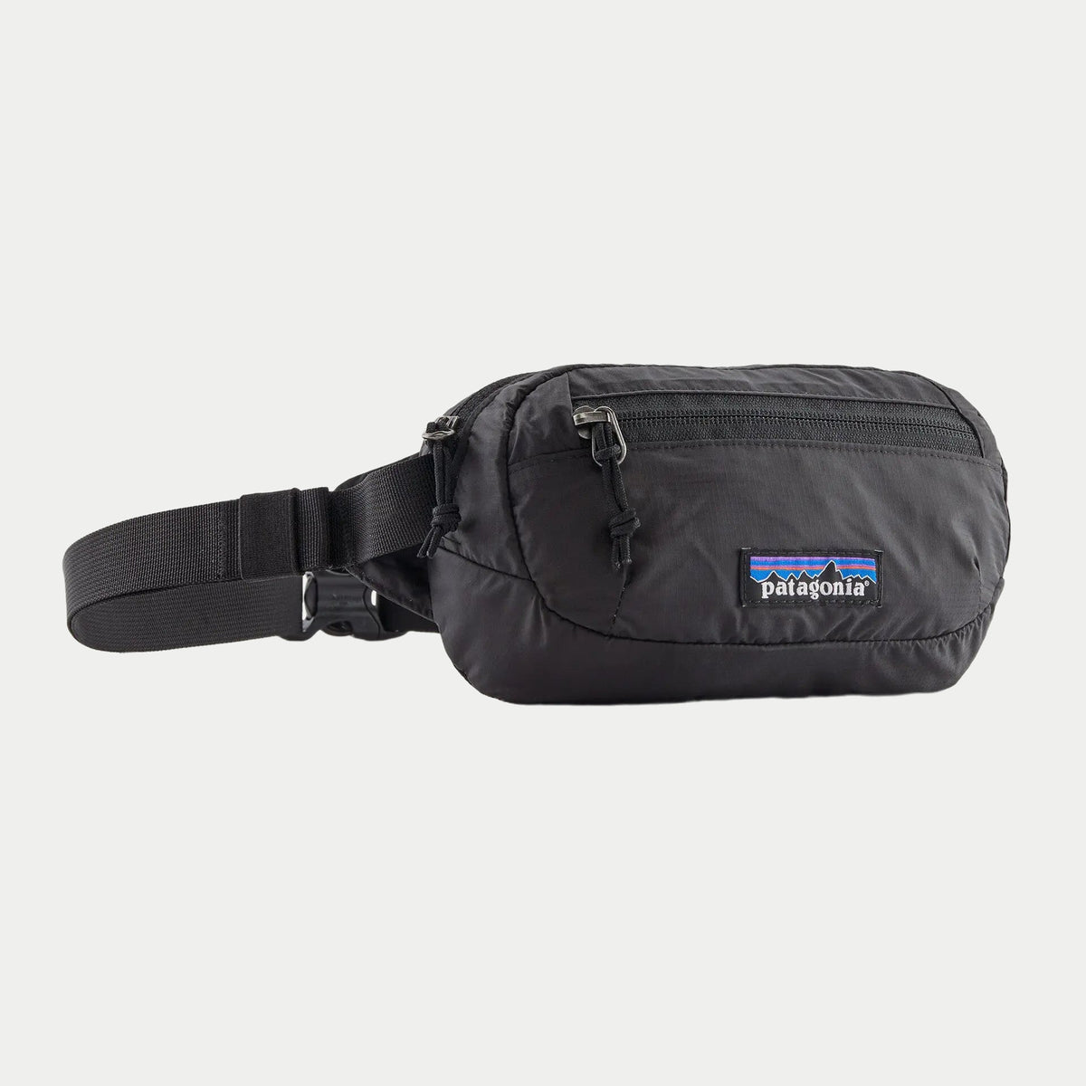 Banane Terravia Mini Hip noire de face : nylon noir mat, étiquette tissée et double zip