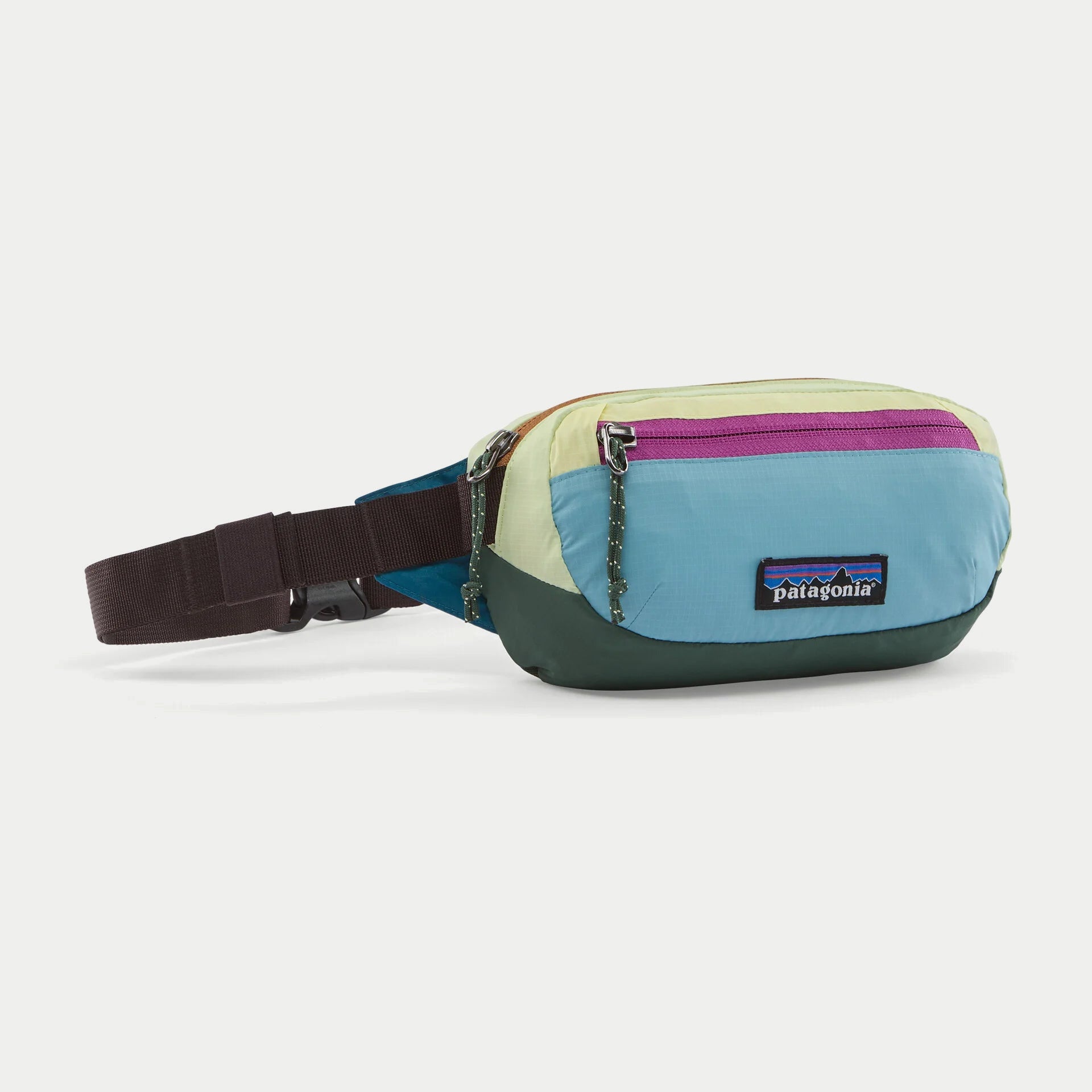 Banane Terravia Mini Hip Patagonia patchwork, face avant bleu ciel, empiècement jaune pâle, zip magenta et sangle brune