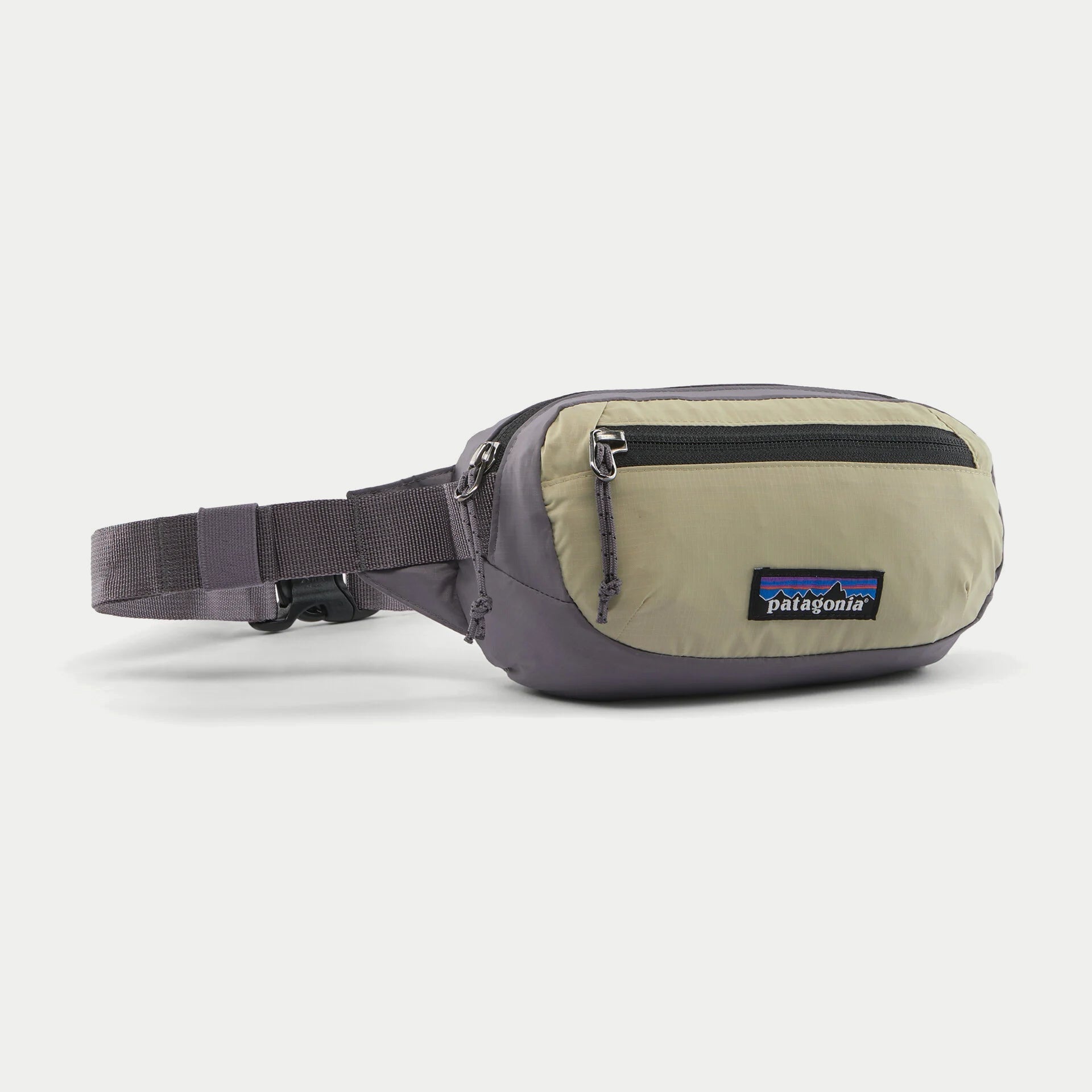 Banane Terravia Mini Hip Weathered Stone Patagonia - trois-quarts face, façade beige sable, base et ceinture gris ardoise