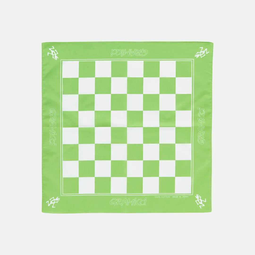Bandana Gramicci en coton à motif damier vert anis et blanc, logos imprimés aux quatre coins, posé à plat