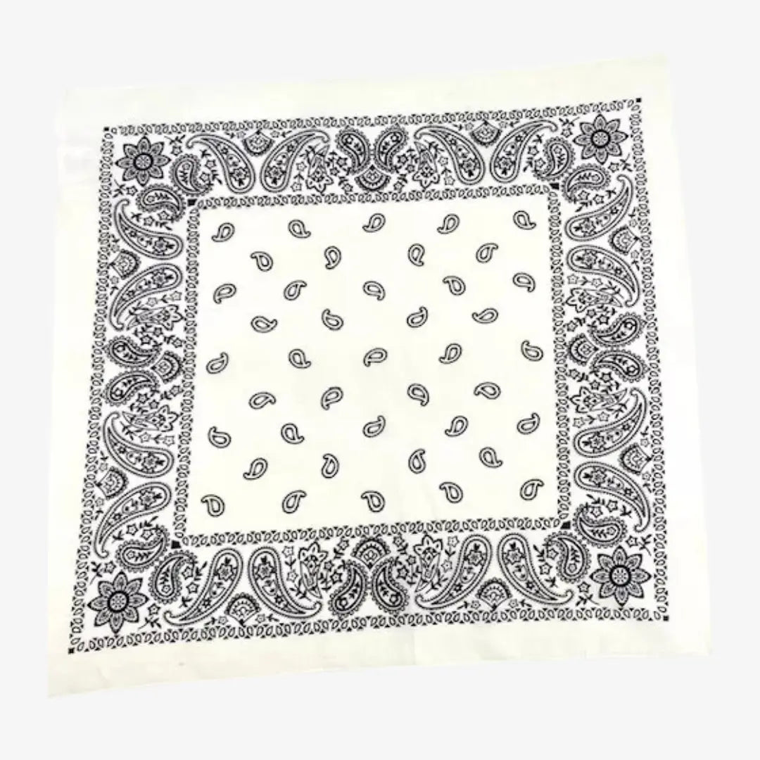 Bandana blanc écru déplié à plat, impression cachemire noire et rosaces dans les angles