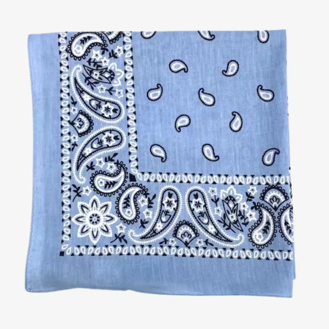 Bandana bleu ciel pastel plié, cachemire blanc et bleu nuit sur la large bordure