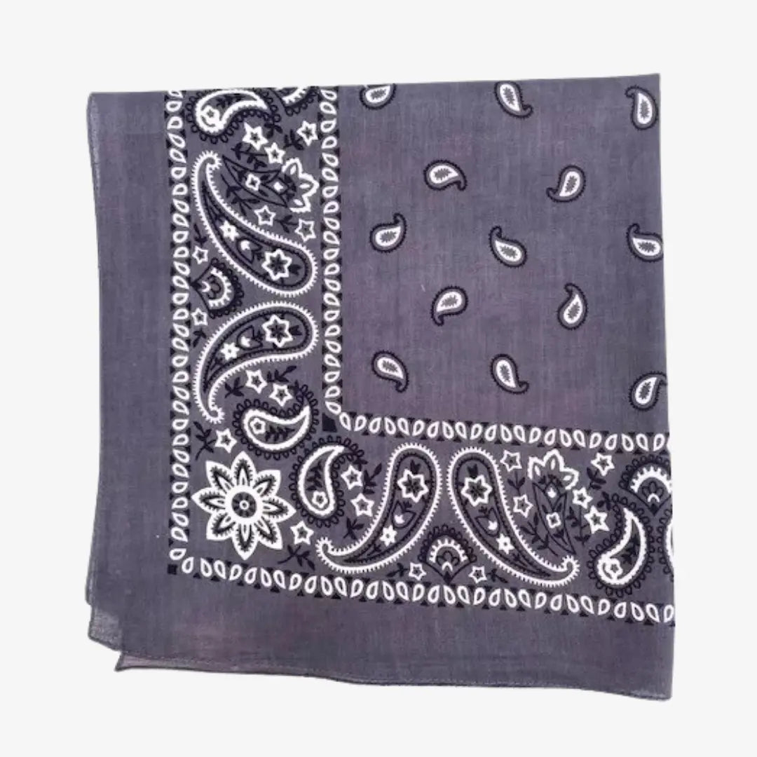 Bandana gris ardoise violacé plié en carré, frise cachemire blanche et noire