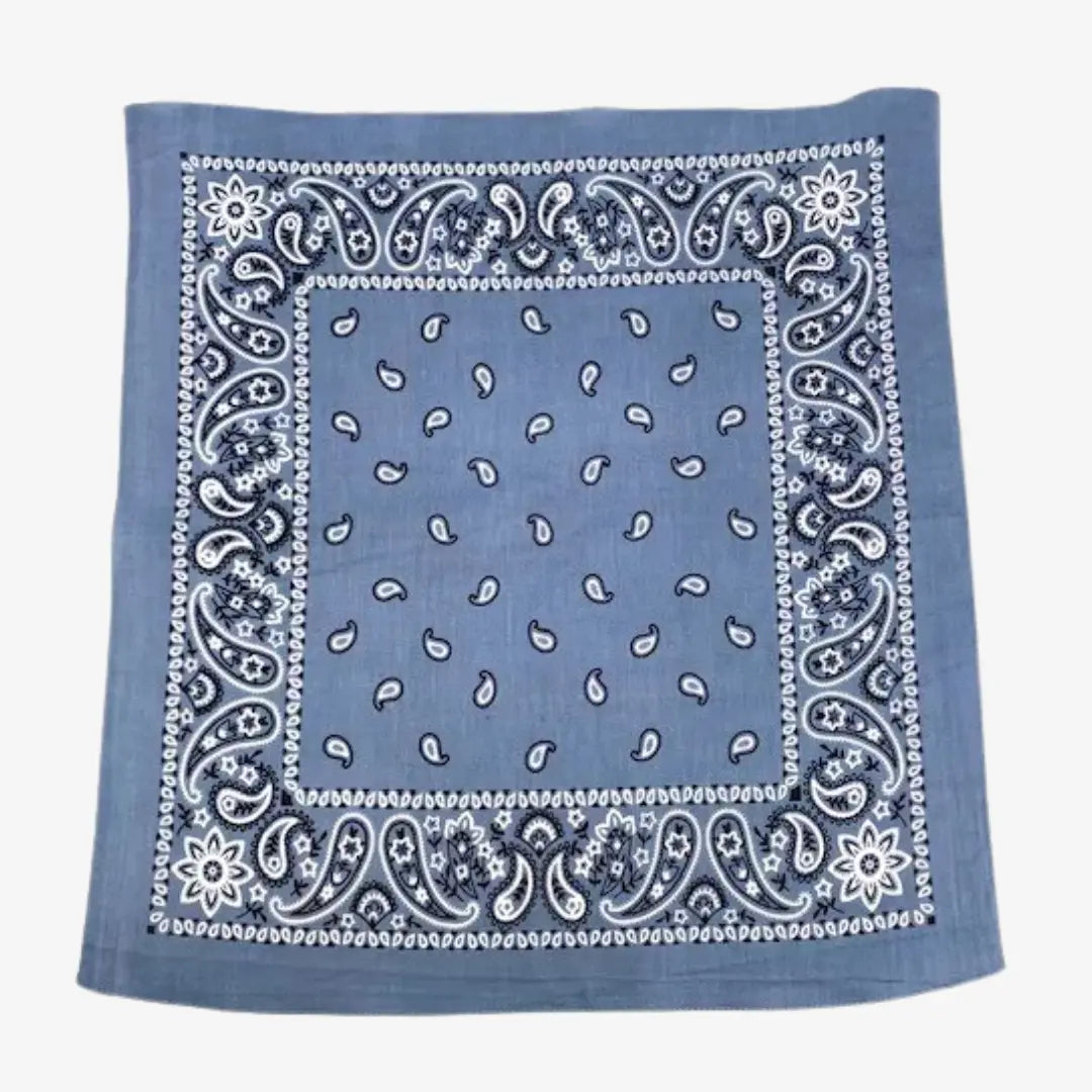 Bandana bleu jean délavé posé à plat, cadre cachemire complet et semis de gouttes au centre