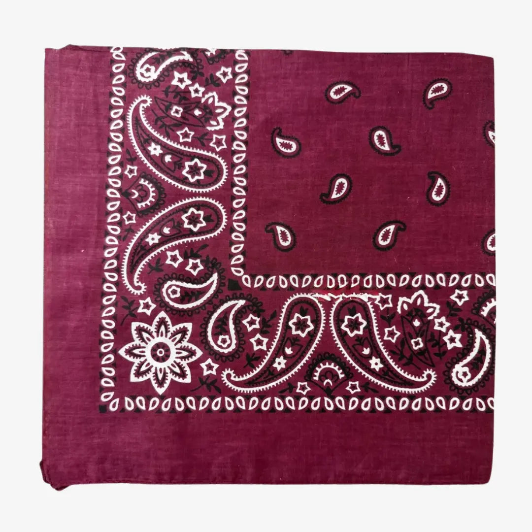 Bandana bordeaux framboise plié en carré, large frise cachemire blanche et rosace d'angle