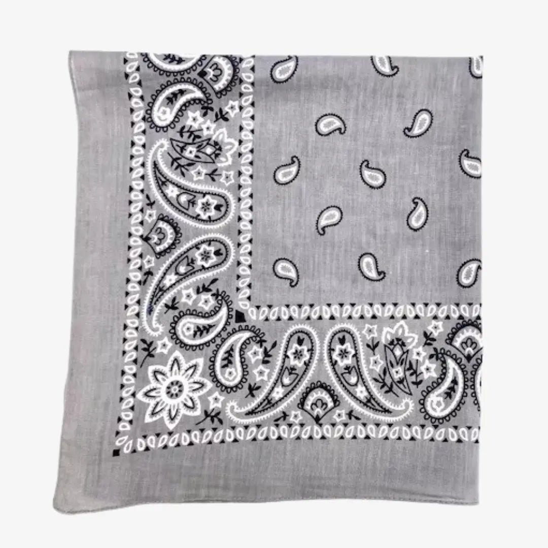 Bandana gris perle plié, bordure cachemire blanche et noire, gouttes semées au centre