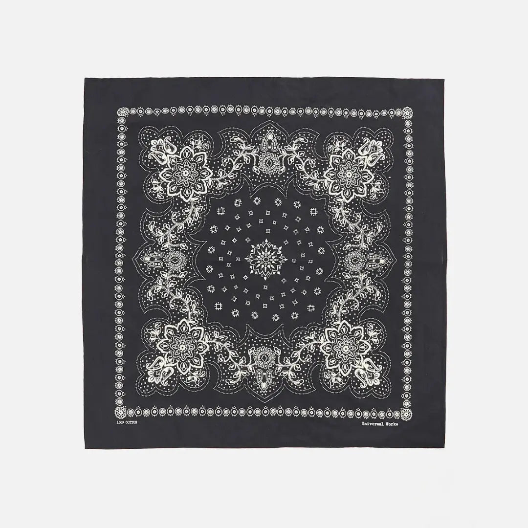 Bandana noir déplié à plat, motif paisley et médaillons imprimés en blanc cassé