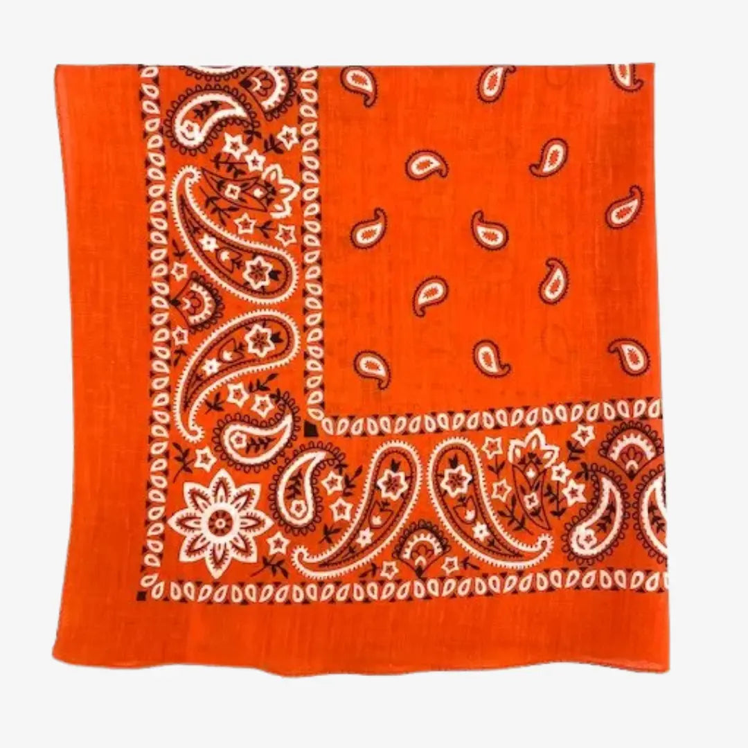 Bandana orange vif plié en carré, cachemire crème souligné de brun foncé