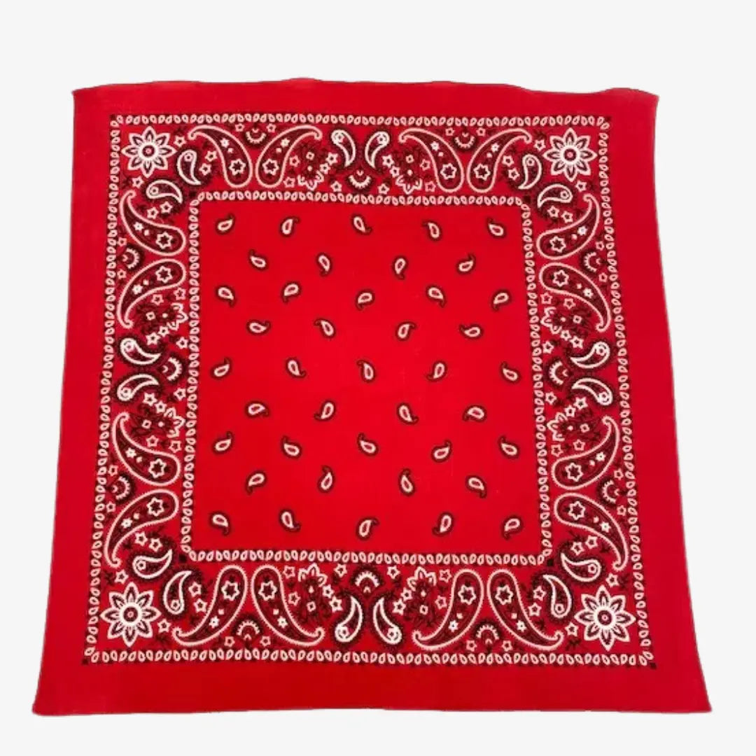 Bandana rouge vif étalé à plat, cadre cachemire blanc et noir, rosaces aux quatre angles