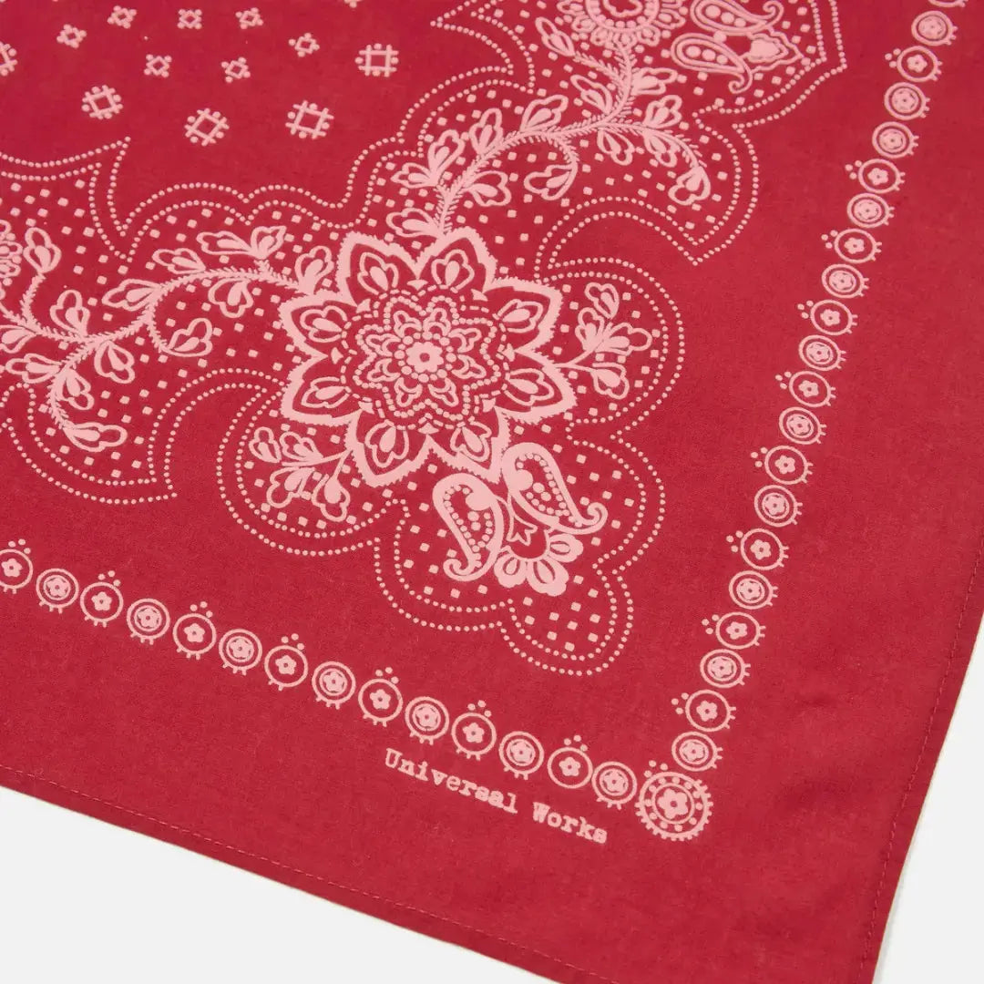 Coin du bandana rouge, ourlet piqué et signature Universal Works imprimée en rose pâle