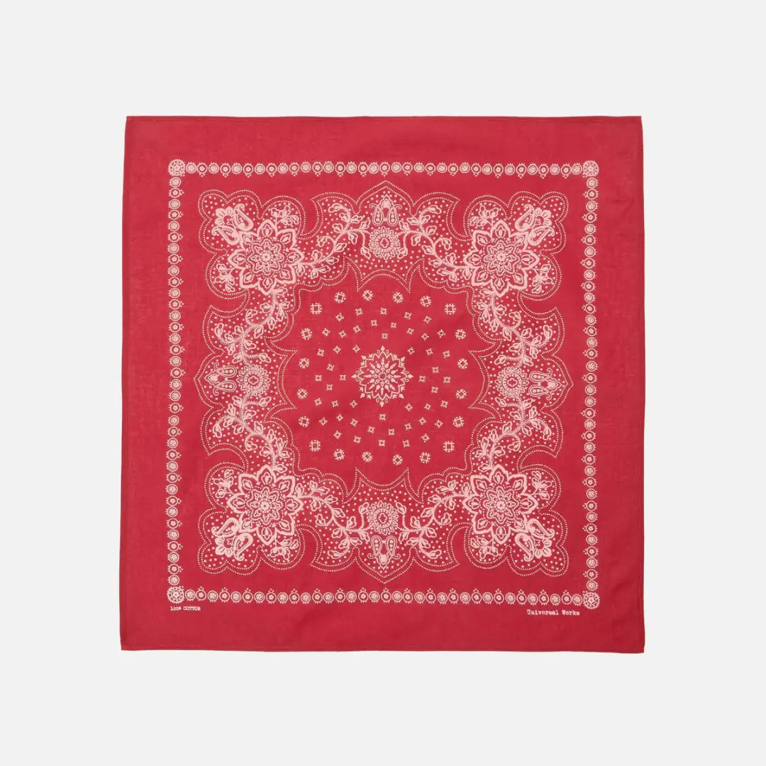 Bandana rouge déplié à plat, médaillon central et paisley imprimés en rose pâle