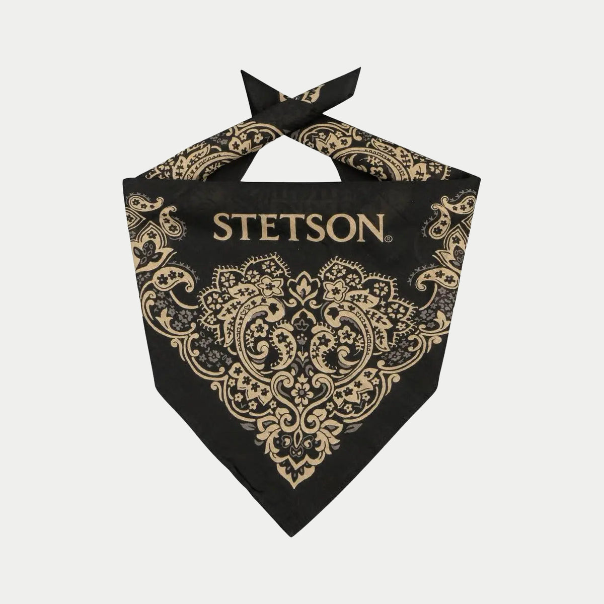 Bandana noir plié en triangle et noué, logo Stetson au-dessus du paisley sable