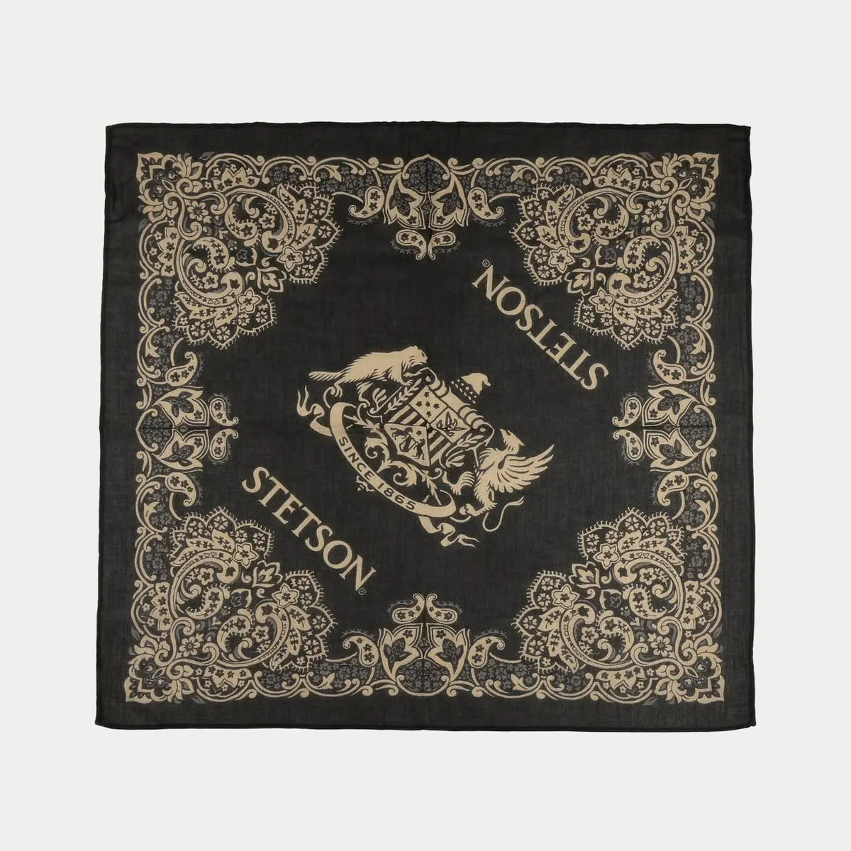 Bandana carré noir déplié, armoiries Stetson et large bordure paisley sable