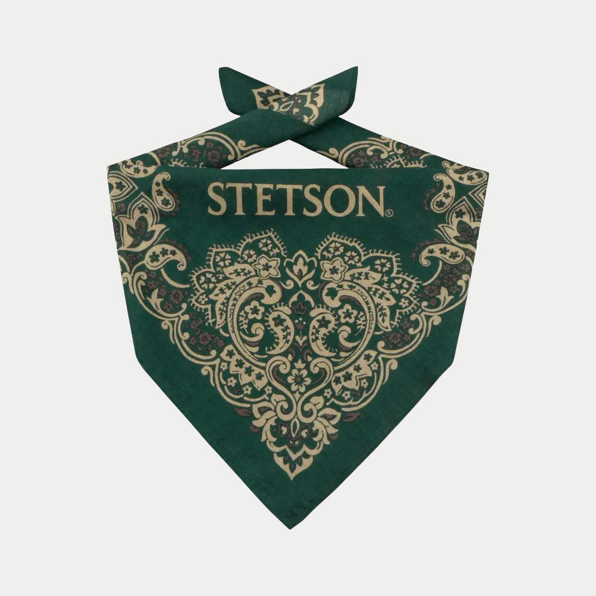 Bandana vert sapin plié en triangle et noué, logo Stetson au-dessus du motif paisley