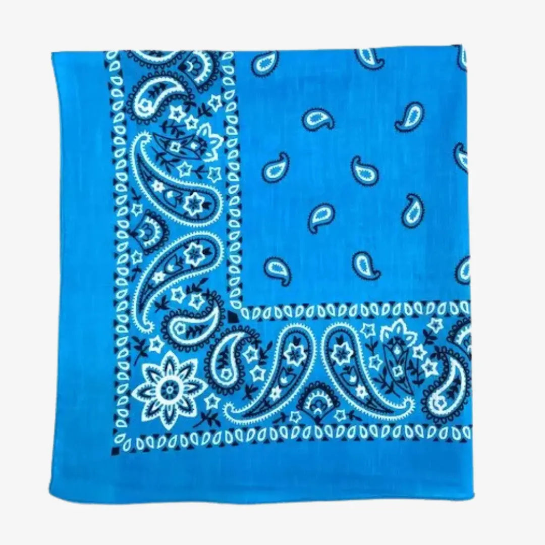 Bandana bleu turquoise lumineux plié, motif cachemire blanc contourné de bleu nuit