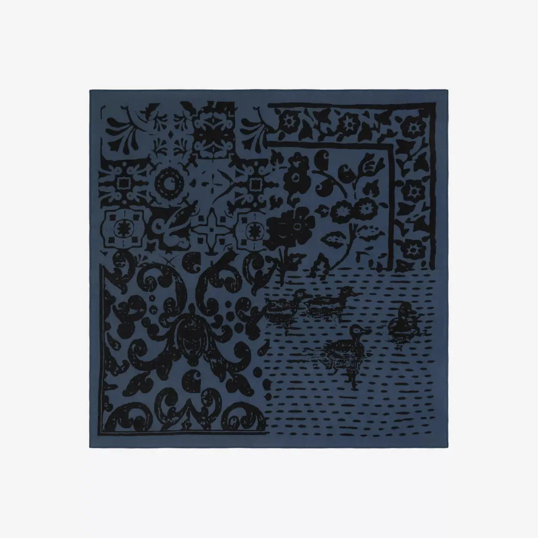 Bandana Vestige déplié bleu ardoise, imprimé noir mêlant arabesques, motifs floraux et canards d'eau