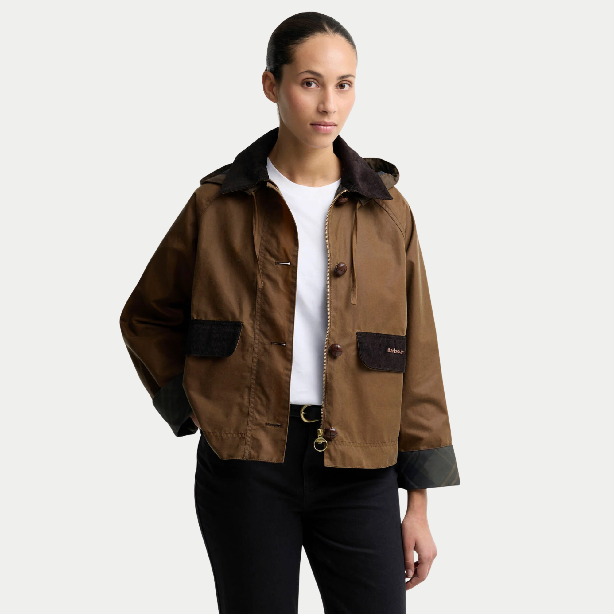 Veste Adina camel portée ouverte, zip laiton, boutons football marron et revers de manche en tartan