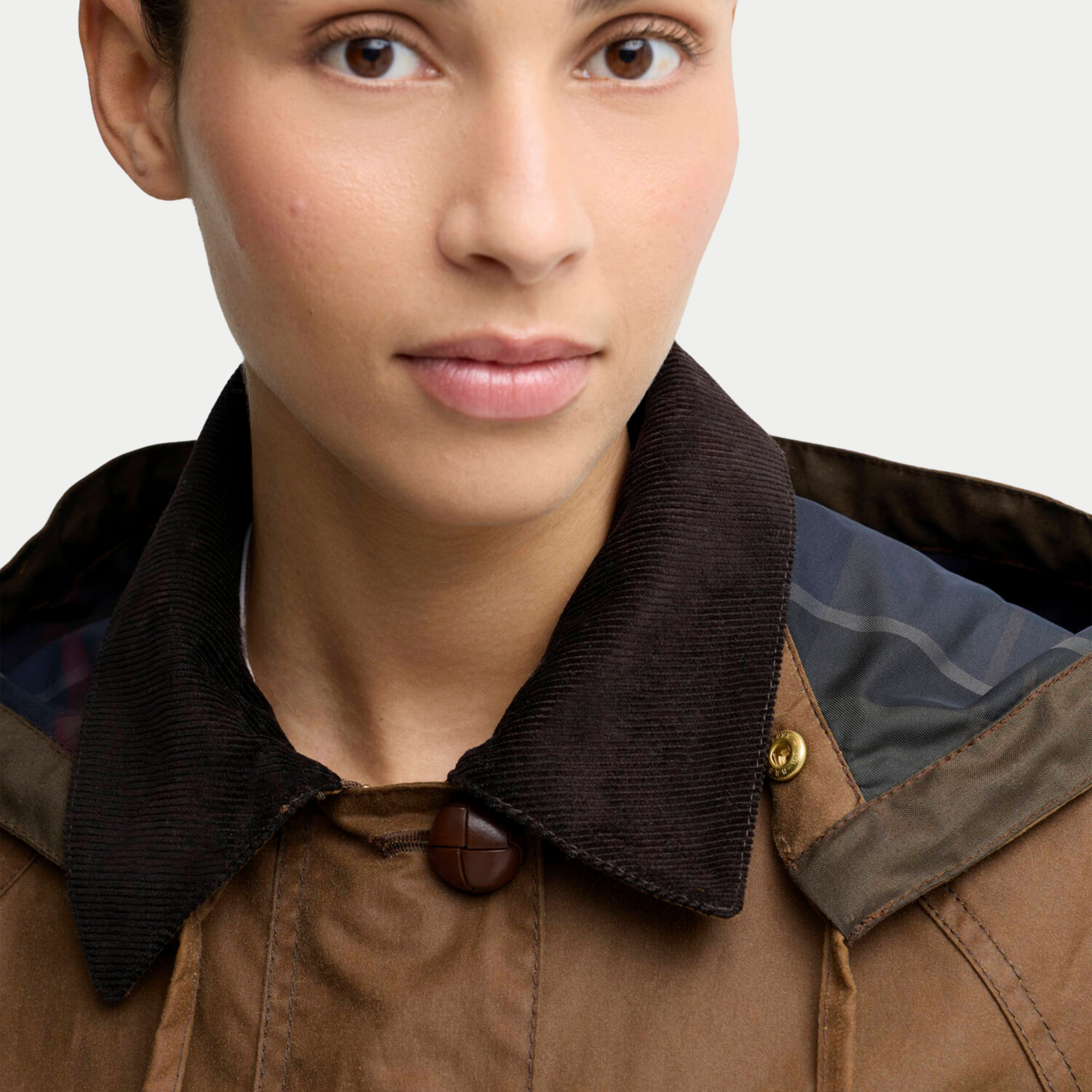 Col en velours côtelé brun de la veste Adina, bouton football marron, œillet laiton et doublure tartan