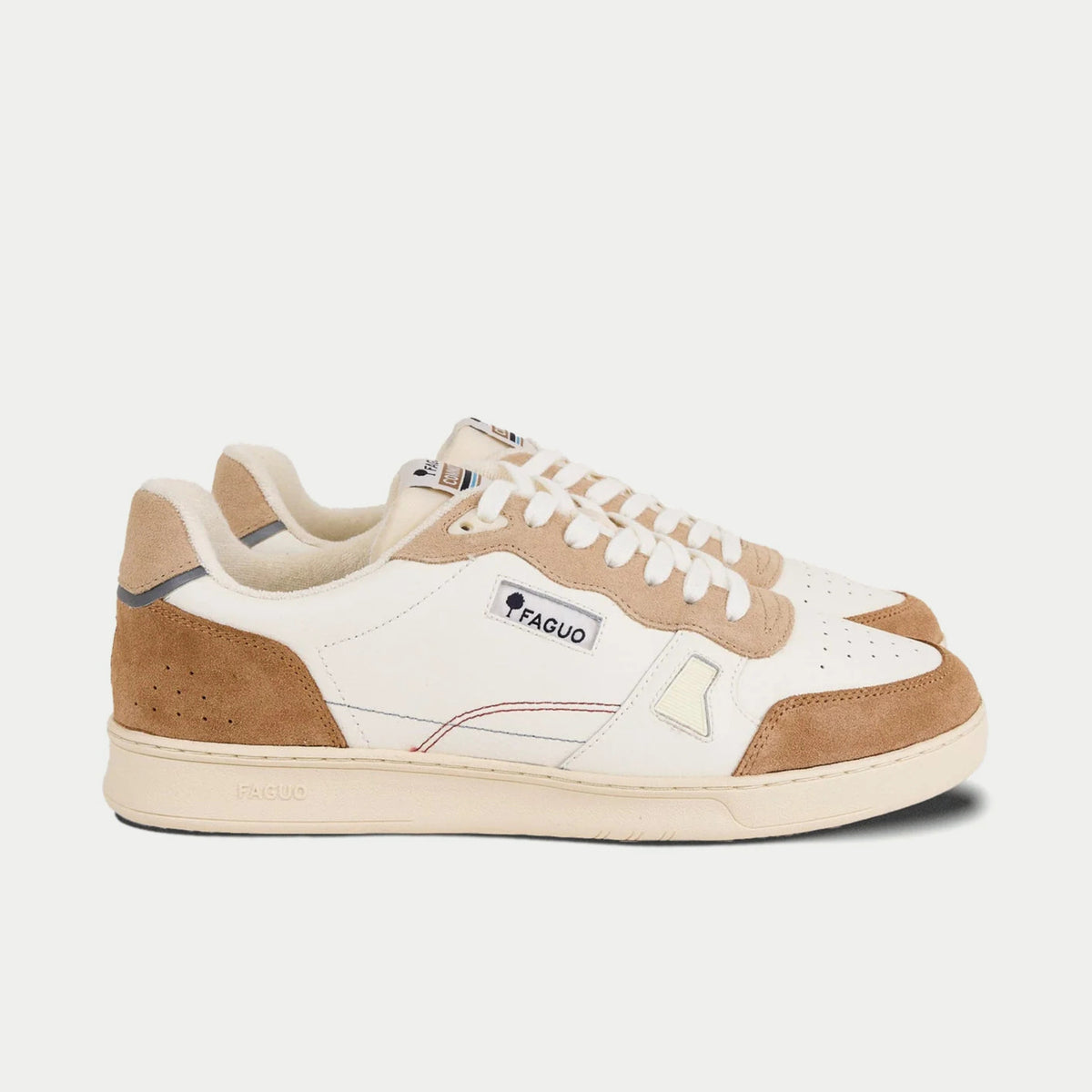 Baskets Commute 1 beige et camel Faguo - profil extérieur, empiècements daim camel et semelle crème