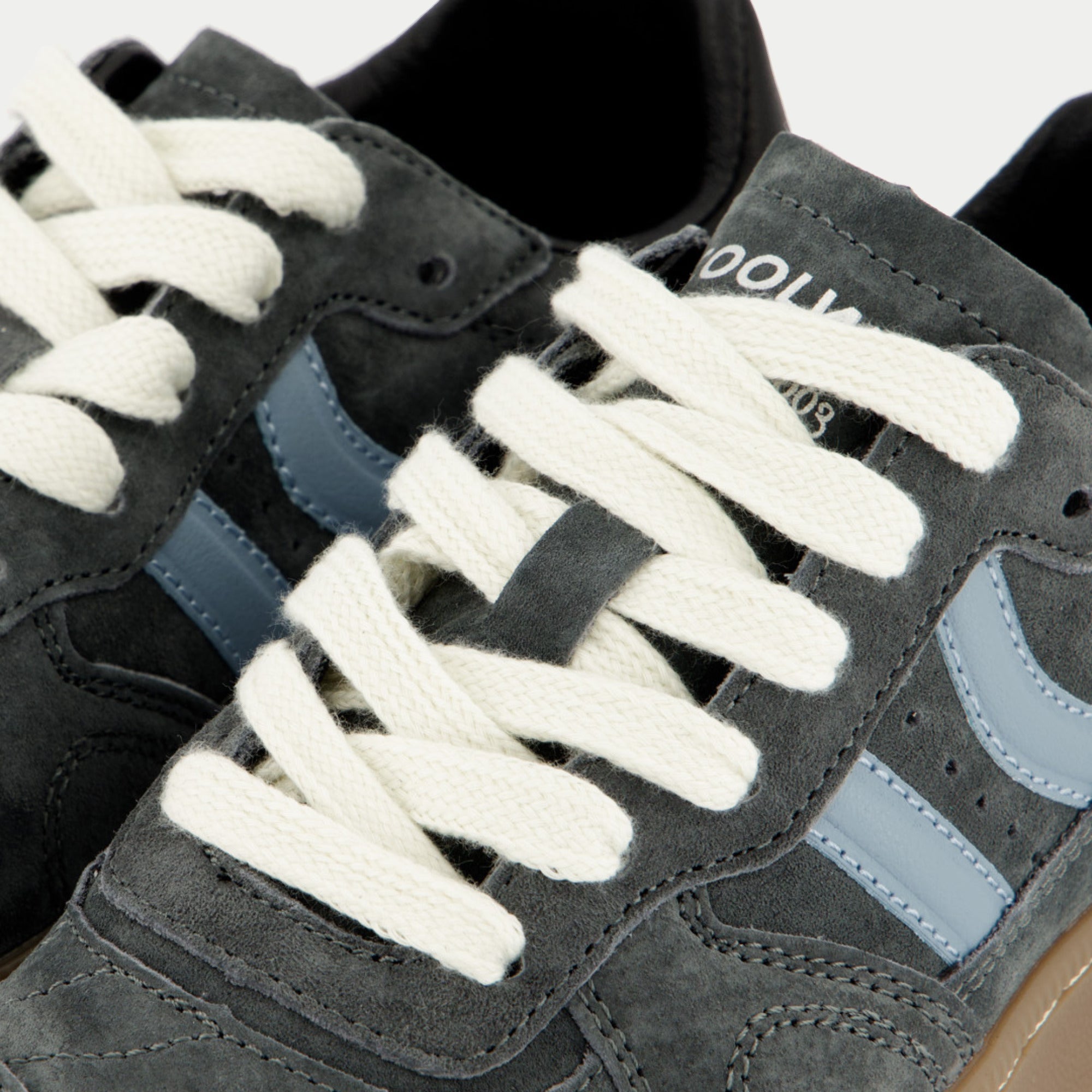 Baskets Goal anthracite Coolway - gros plan sur la double bande bleu ciel et le daim anthracite