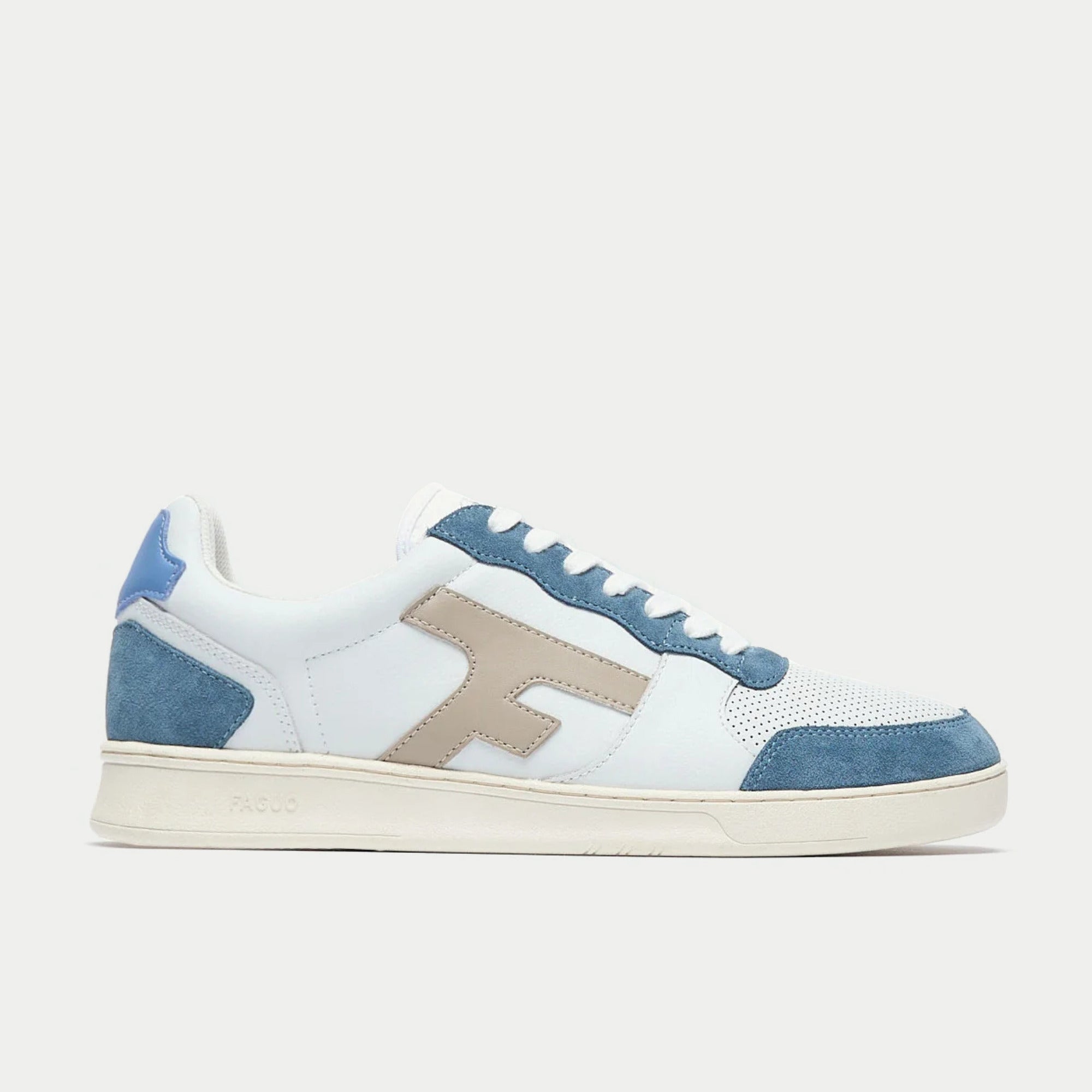 Baskets Hazel blanc et bleu Faguo - vue de profil, cuir blanc, empiècements en daim bleu et logo F beige