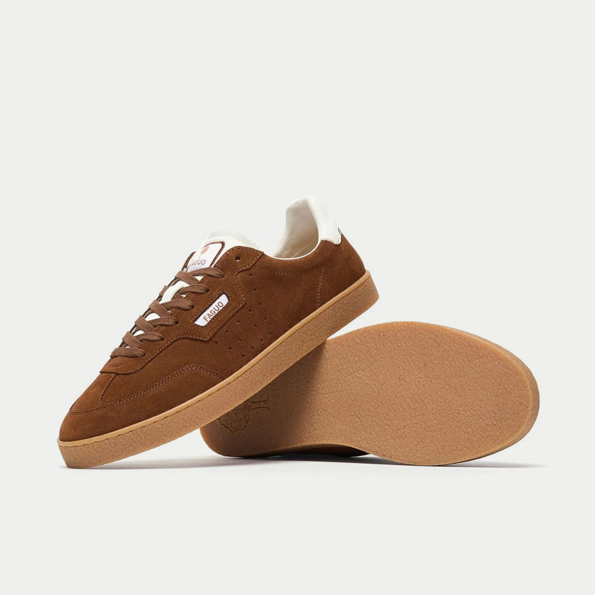 Baskets Lumbo camel Faguo, paire dont une chaussure retournée montrant la semelle gomme et l’arbre FAGUO