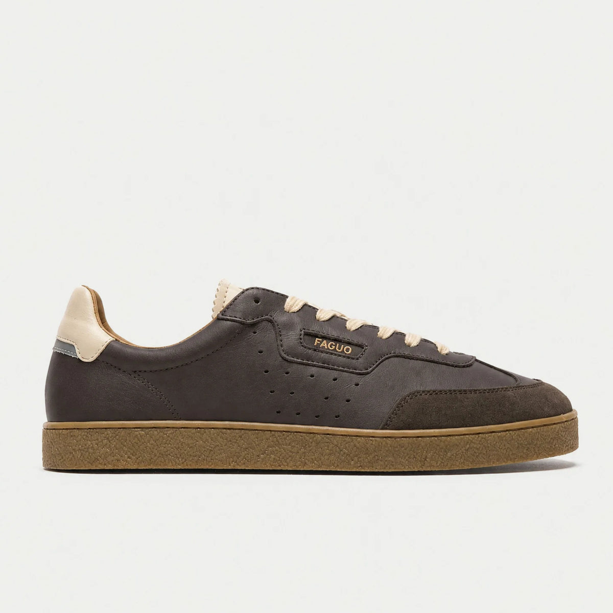 Baskets Lumbo chocolat Faguo - profil, cuir lisse, bout en daim et semelle gomme caramel