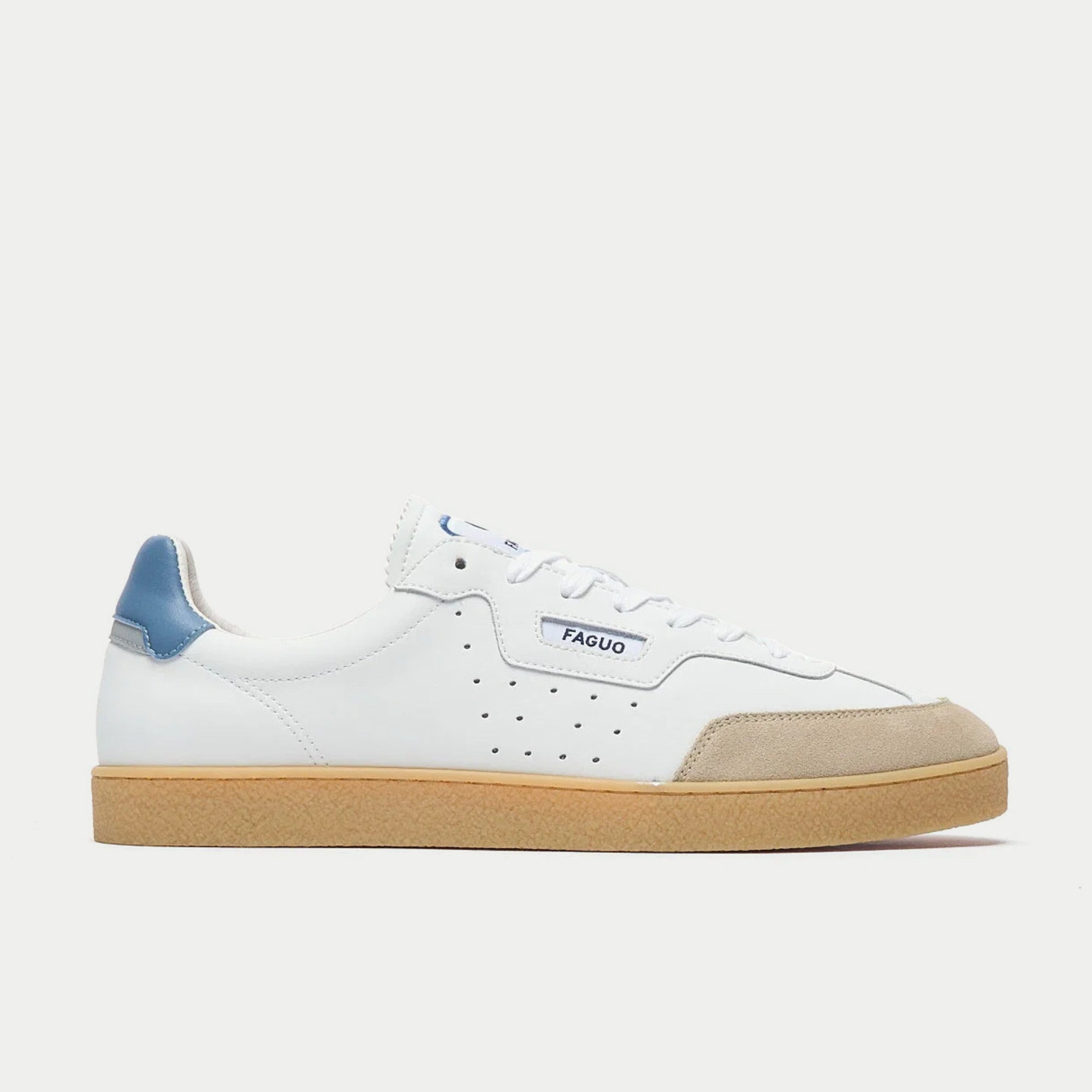Baskets Lumbo blanc et bleu ciel Faguo - packshot fond gris, profil extérieur et semelle gomme caramel