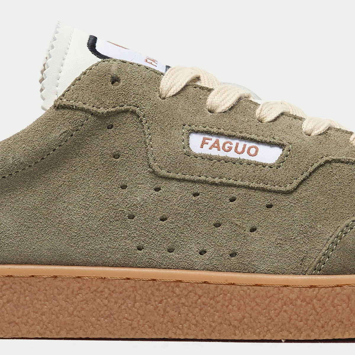 Baskets Lumbo kaki Faguo - gros plan sur l'étiquette FAGUO et les perforations du daim au flanc