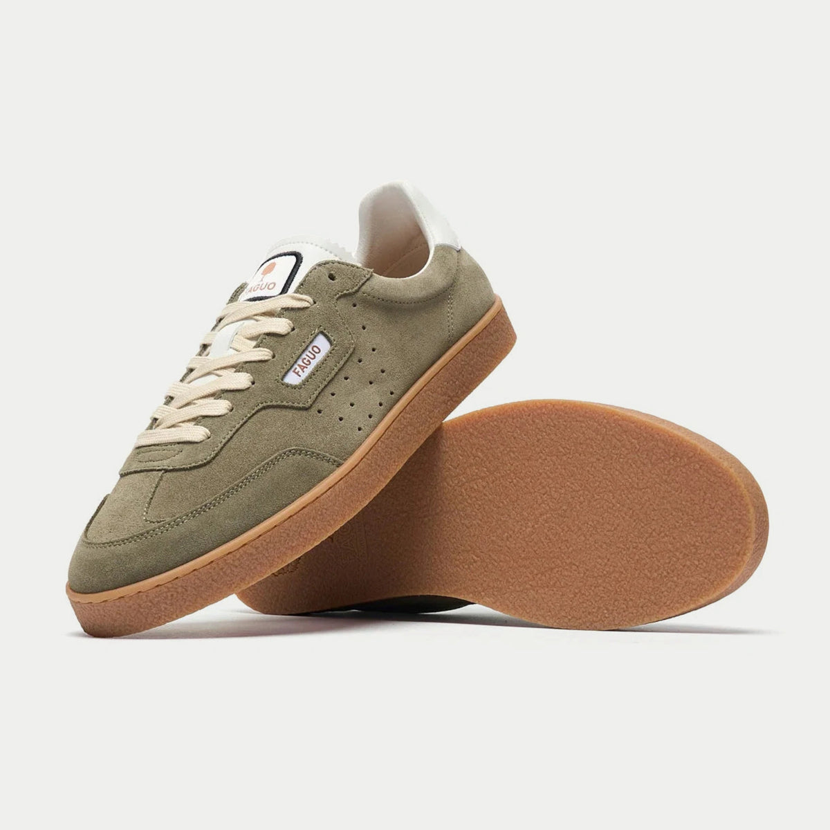 Baskets Lumbo kaki Faguo - une chaussure de profil, l'autre couchée montrant la semelle gomme