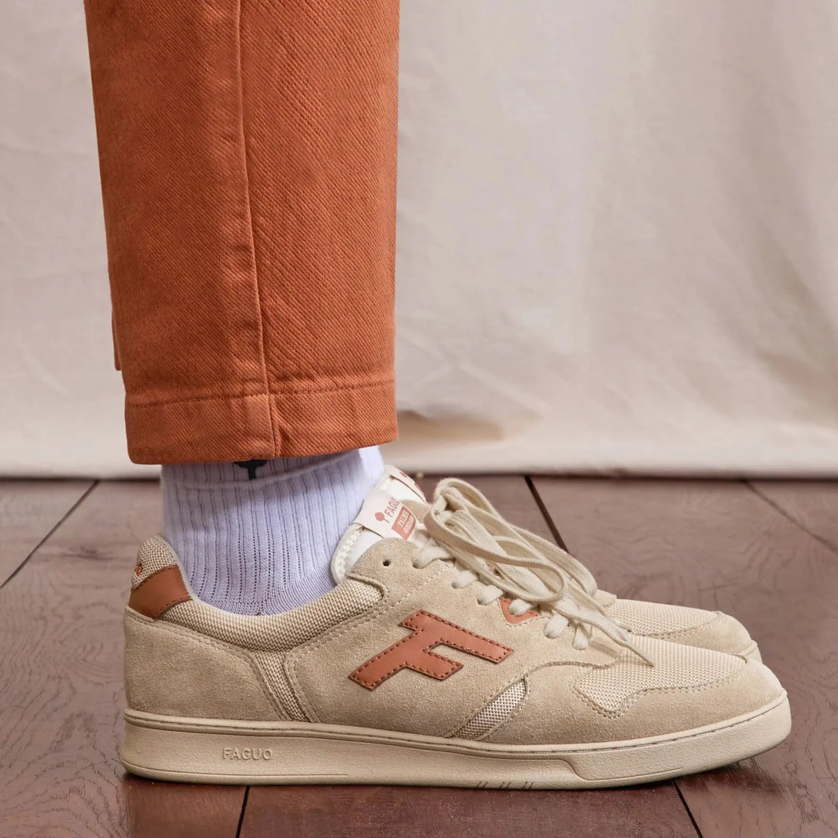 Baskets Palmer beige et rouille Faguo - photo d'ambiance sur parquet, vue de profil, languette griffée