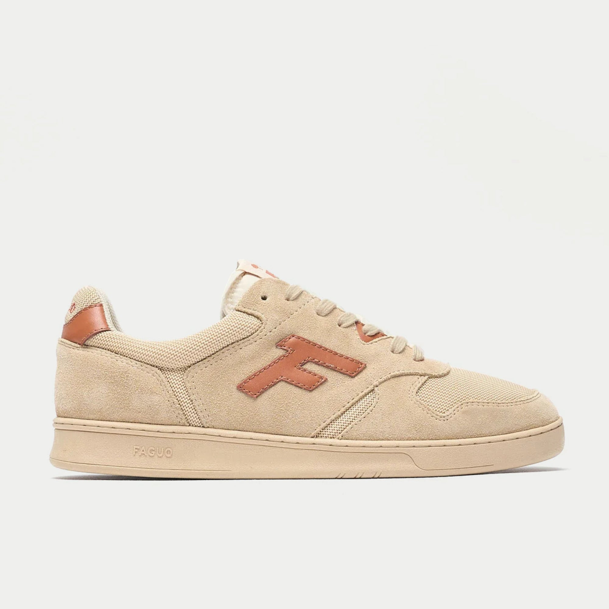Baskets Palmer beige et rouille Faguo - packshot de profil, tige en daim beige et logo F rouille