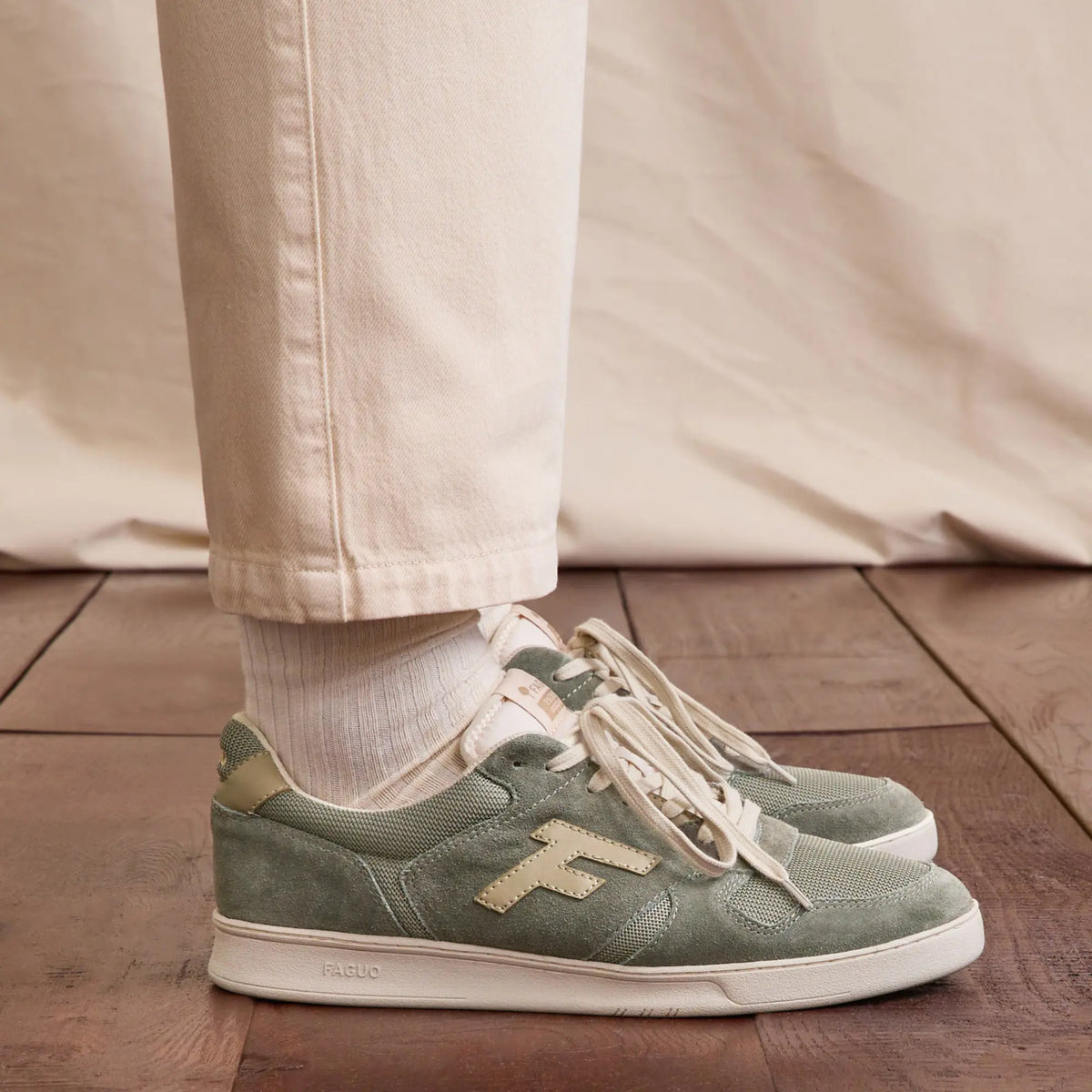 Baskets Palmer kaki Faguo - ambiance, portée de profil sur un parquet