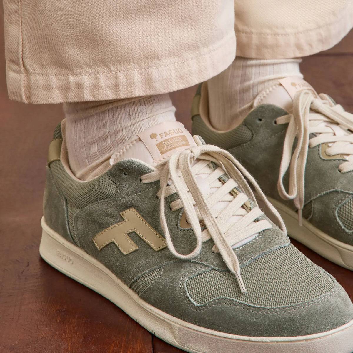 Baskets Palmer kaki Faguo - ambiance, gros plan sur la languette étiquetée Palmer