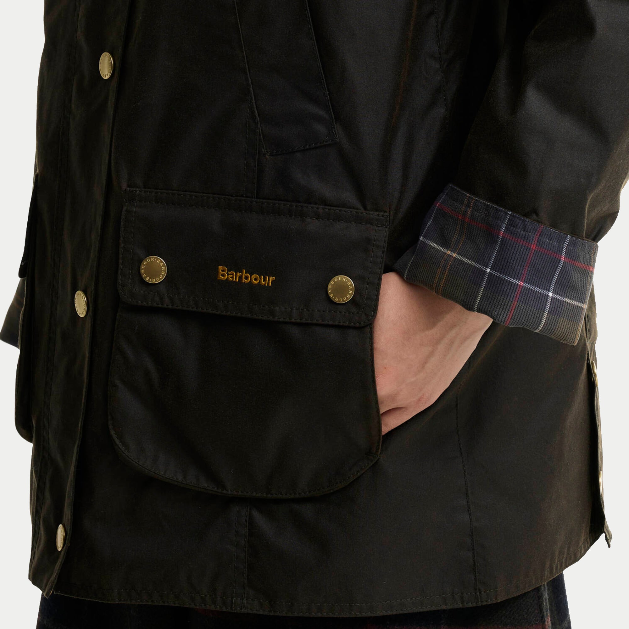 Veste Icons Modern Beadnell olive Barbour - gros plan sur la poche à rabat brodée Barbour et le poignet tartan