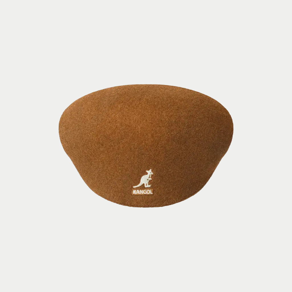 Arrière de la casquette 504 caramel, kangourou brodé ivoire sur le feutre de laine mat