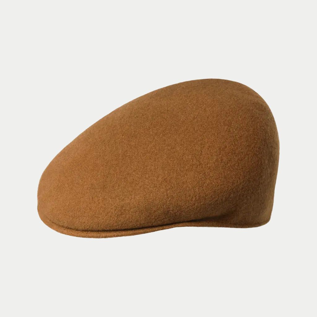 Casquette plate 504 en laine feutrée caramel fauve, profil galbé et visière intégrée